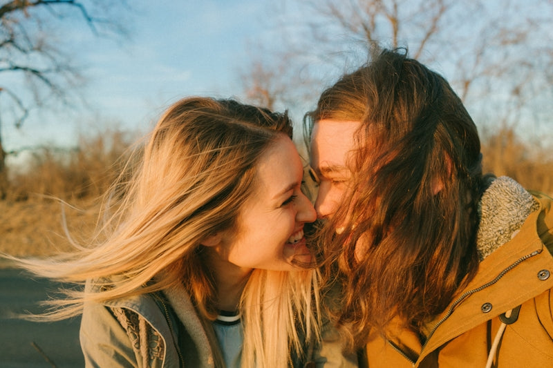 Cómo el bienestar y cuidado personal íntimo mejora las relaciones de pareja en la comunidad LGBTQ+
