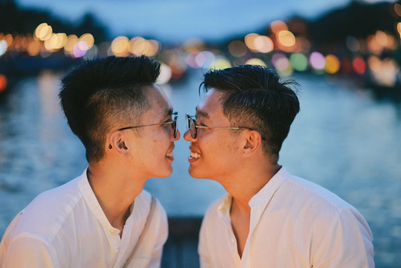 Bienestar Íntimo y Turismo LGBTQ+: Guía de Viaje para Parejas en Su Salud Íntima